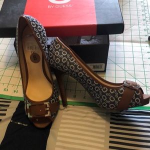 Size 8 guess pumps